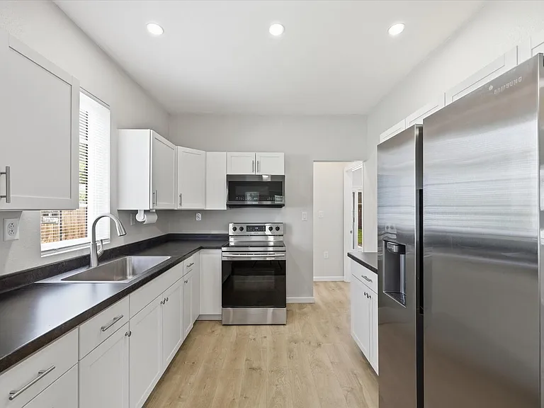 1444 Primrose Ave — Photo 7