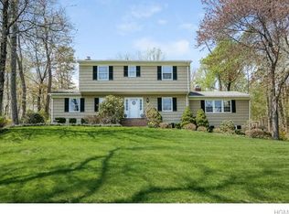 22 Suzanne Ln, Pleasantville, NY 10570