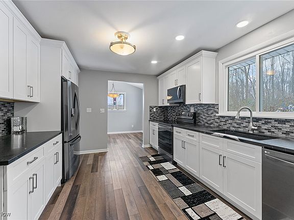 4th image of 2832 Citadel Dr NE