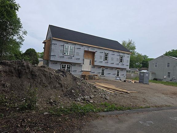 4th image of 132 Falconer Ave