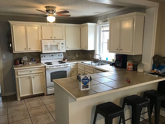 Open kitchen plan with bar