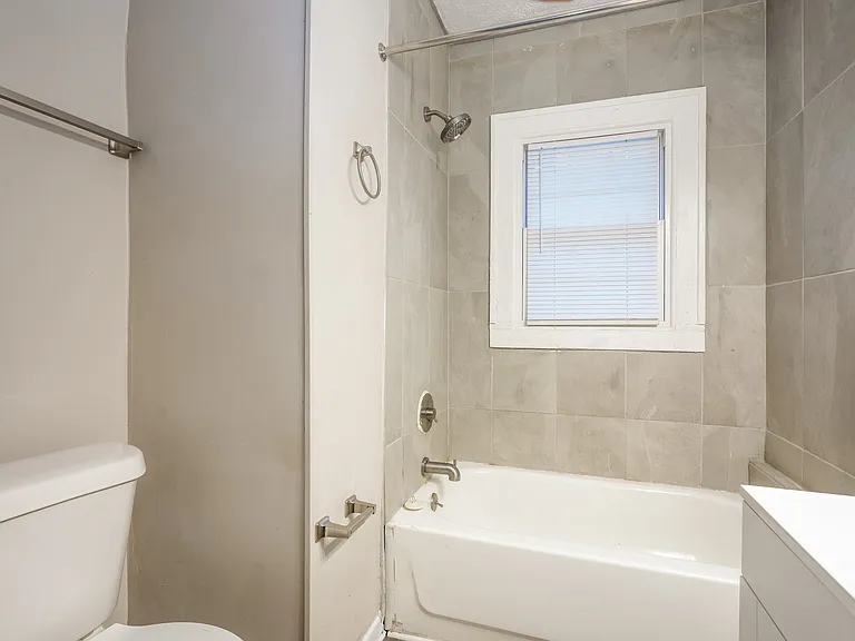 1715996_027_bathroom_13389292.jpg
