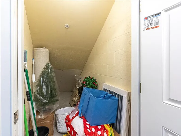 300 Capri Blvd #6 — Photo 42
