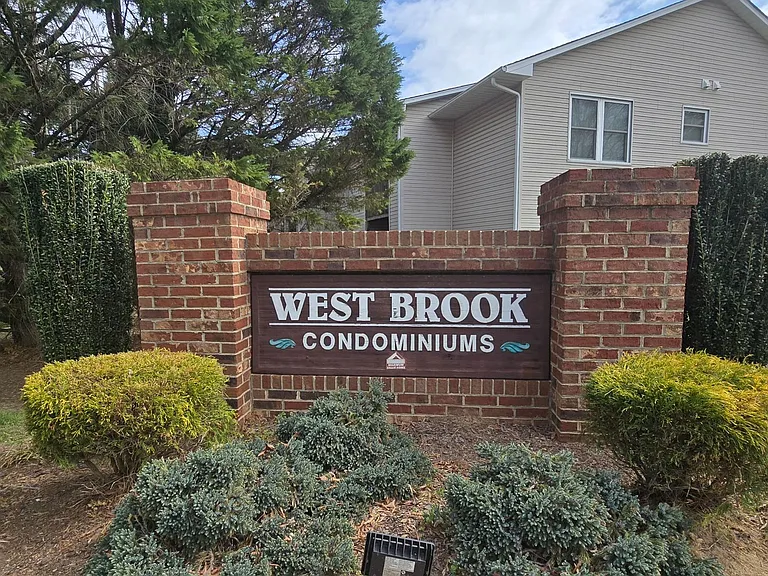 702 Westbrook Ct — Photo 1
