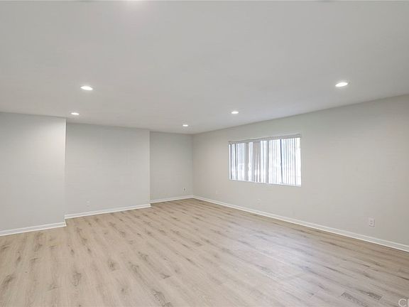5th image of 1051 N Evergreen St