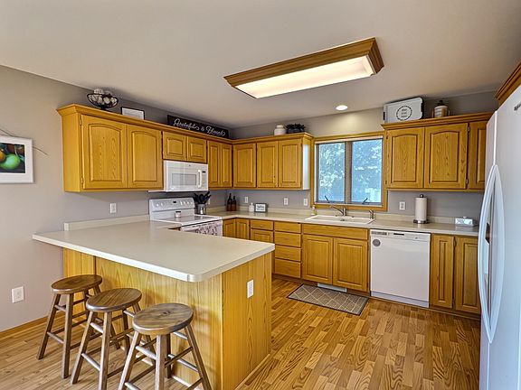 3rd image of 105 Cedar Ct