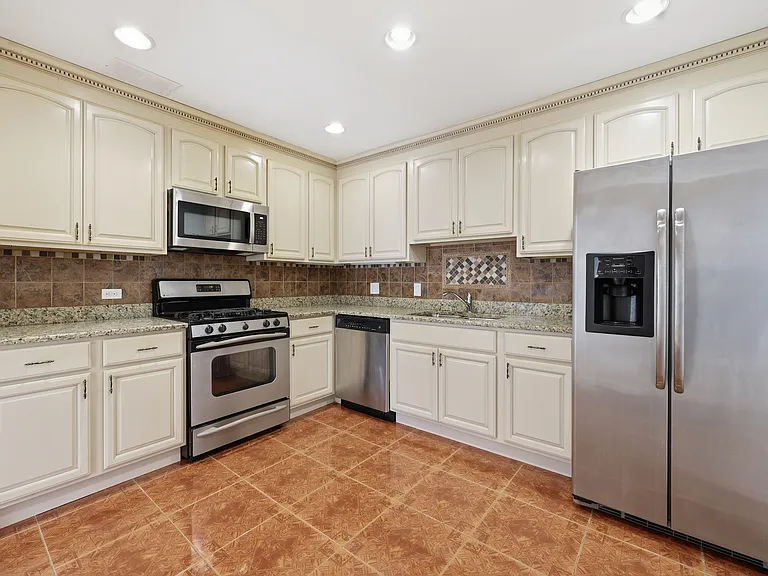 1542 Anderson Ln — Photo 15
