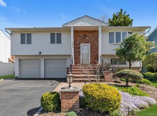 2056 Illona Ln, Merrick, NY 11566