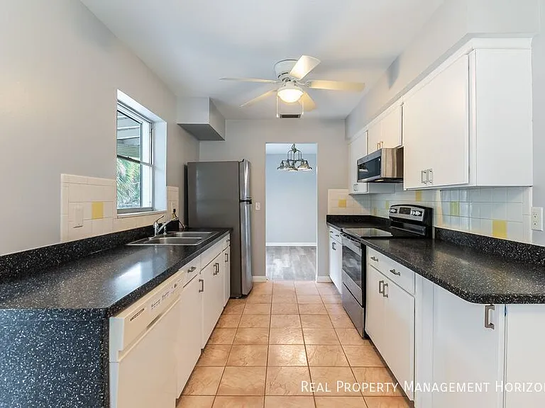 535 Oxford Dr — Photo 12