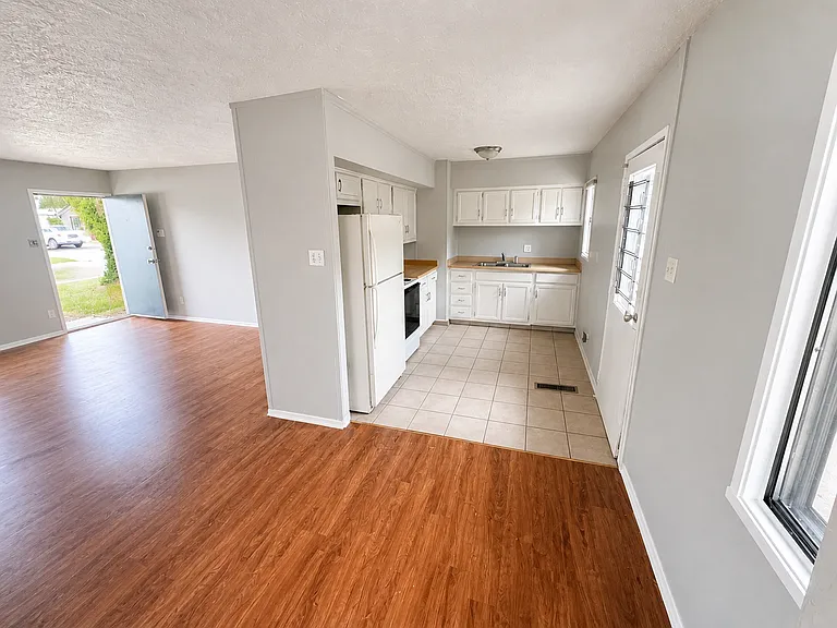 5602 Glencoe St — Photo 4