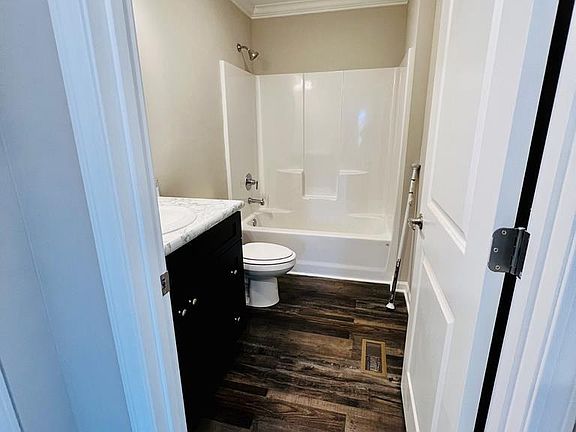 4th image of 602 Emanuel St