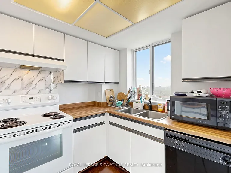 1360 Rathburn Rd E #1808 — Photo 11