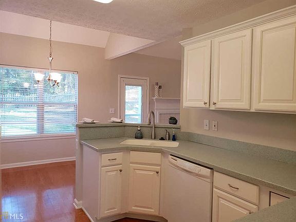 4th image of 100 Sagamore Ln