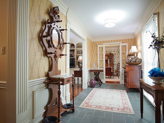 5th image of 530 Country Club Dr