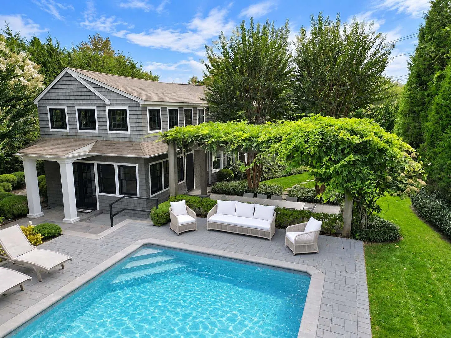 Amenities Galore in East Hampton Village Fringe — Photo 1