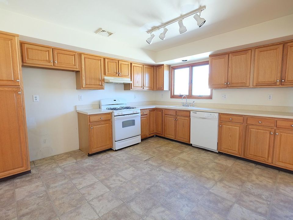 1st image of 475 Banta Ave Floor 2