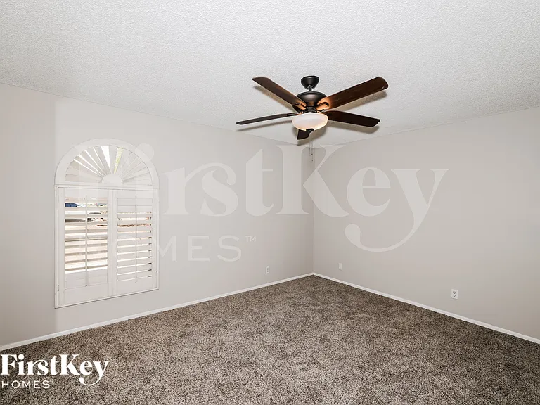 9015 N 57th Ave — Photo 10