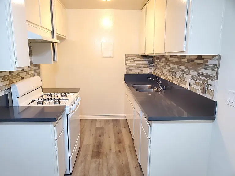 120 - 801 E Palmer Ave — Photo 2