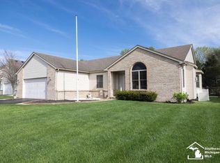 8236 Michelle Ln, Lambertville, MI 48144