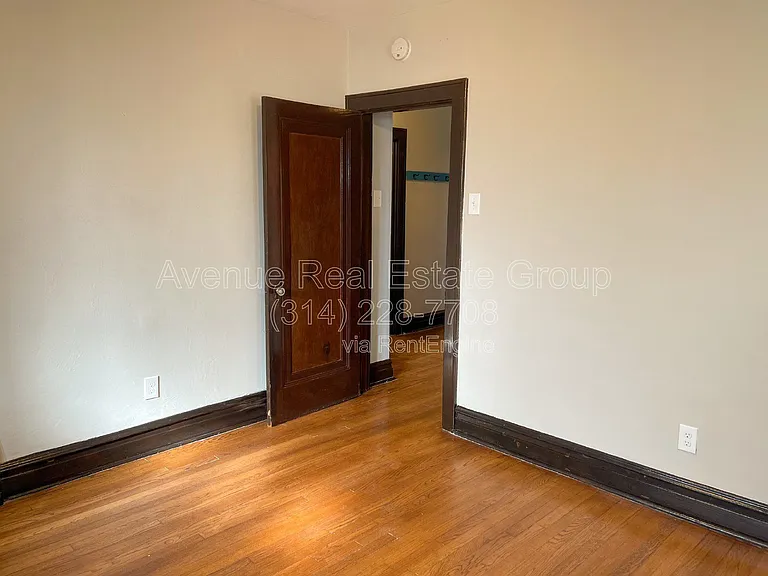 6044 Southwest Ave — Photo 10