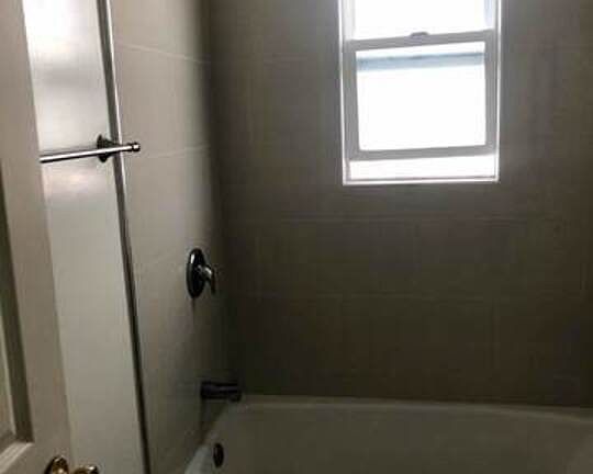 5th image of 133 S Crescent Dr APT 3