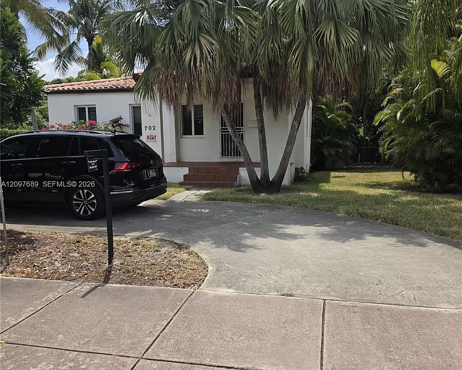 702 Boabadilla St