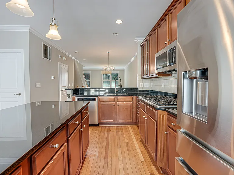 2608 S Kenmore Ct — Photo 8