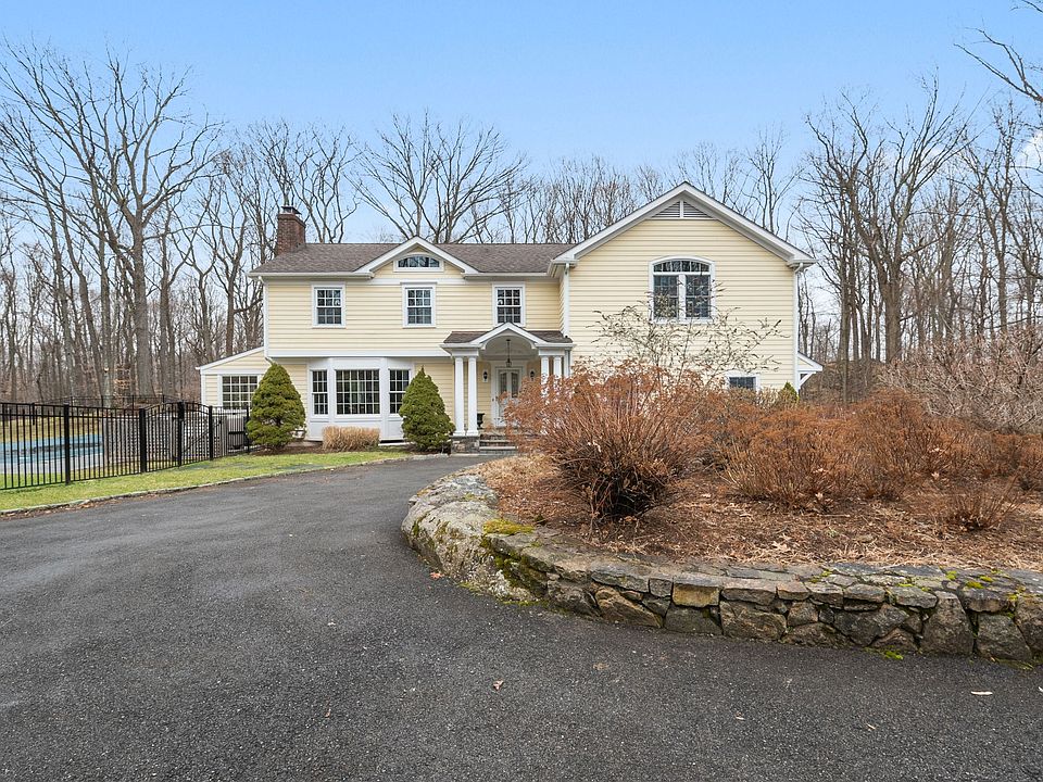 01_15MarshallLn_57_Frontviewwithcirculardriveway_HiRes.jpg