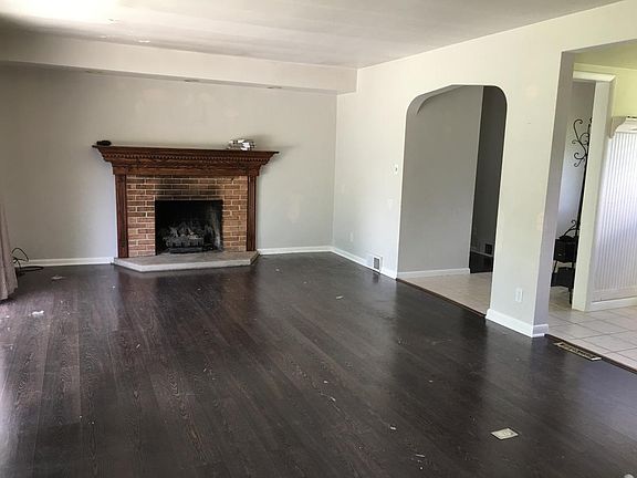Family Room w/Gas Fireplace
