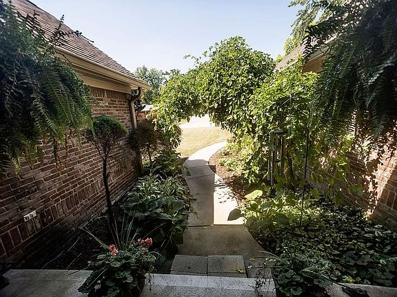 3rd image of 15 Danridge Dr