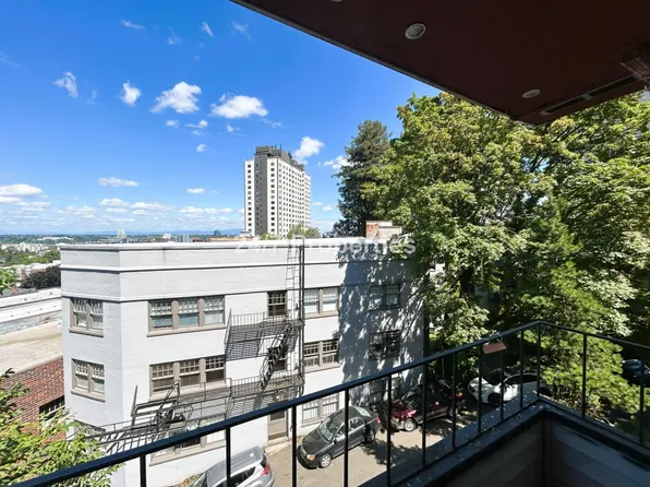 2320 SW Cactus Dr APT 2, Portland, OR 97205