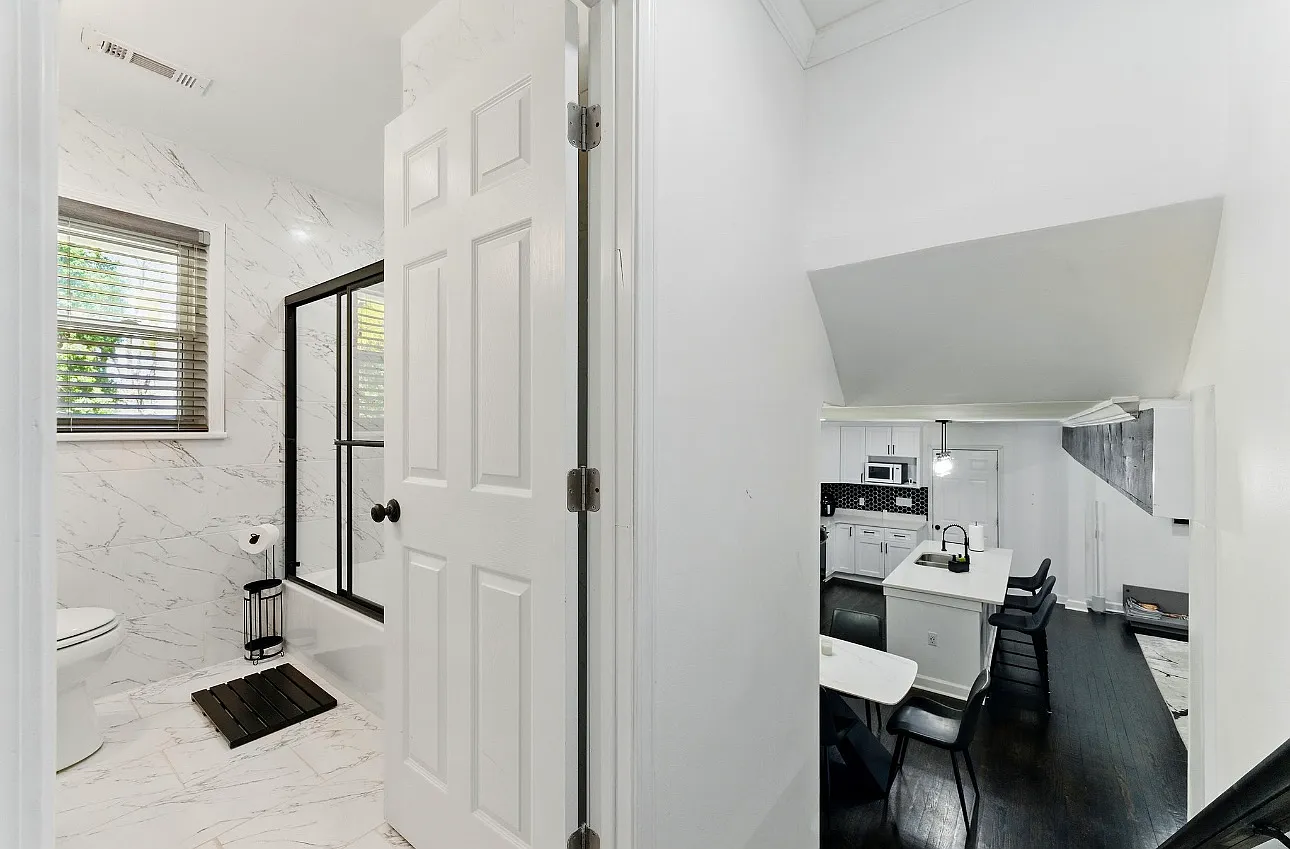 5 bed, 2300 sqft, $4,200 — Photo 4