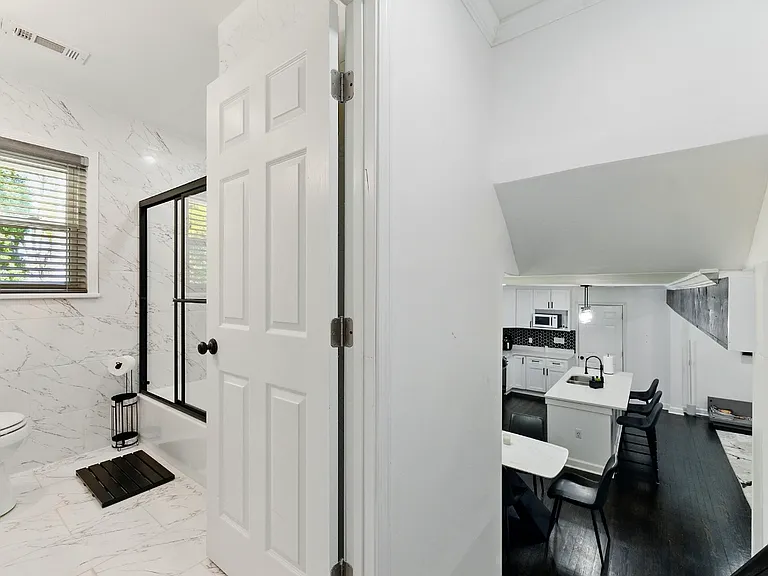 2820 Memorial Dr SE — Photo 4