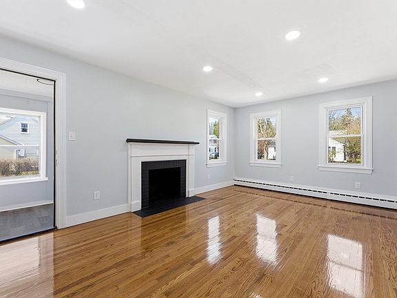 4th image of 21 Wrona St