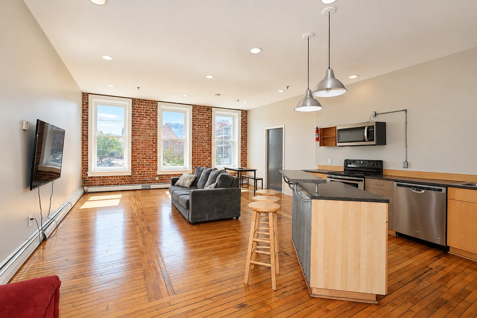 5 bed, 2985 sqft, $3,100 — Photo 3