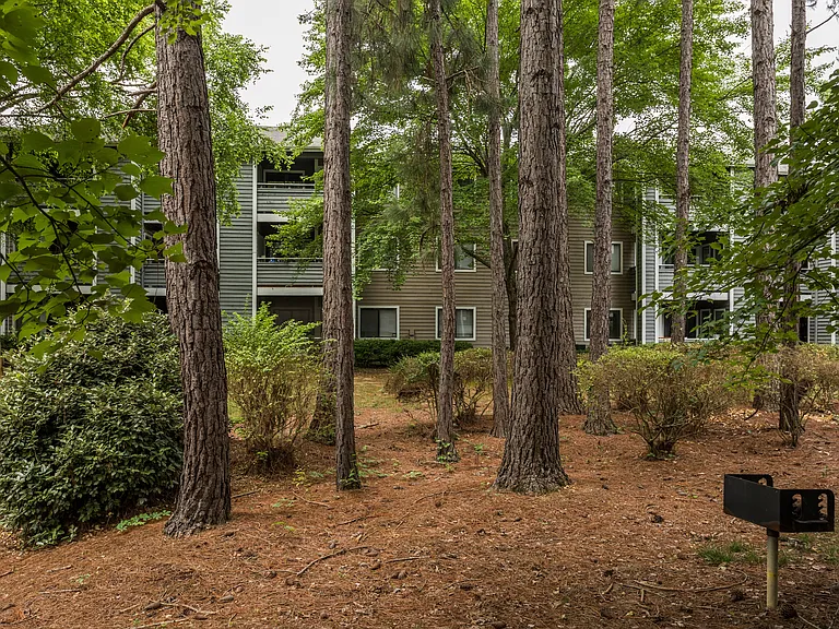 Crestmont Apartments — Photo 8