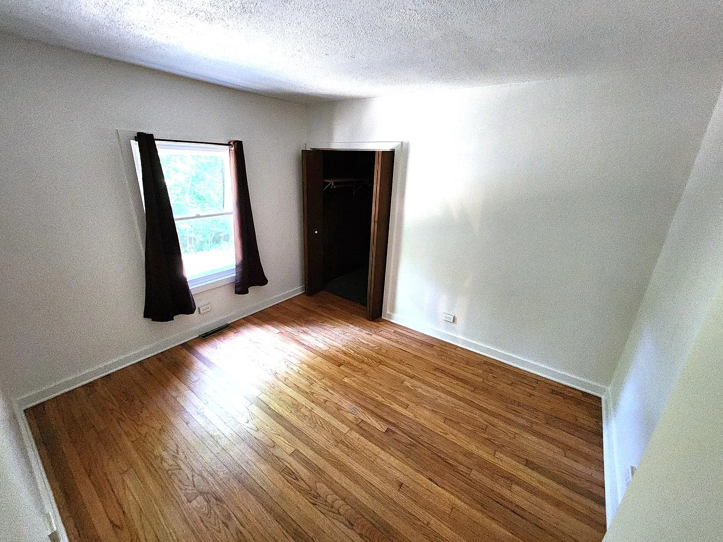 Spacious 2 Bedroom Home w/ 2.5 car garage - Westmont — Photo 4