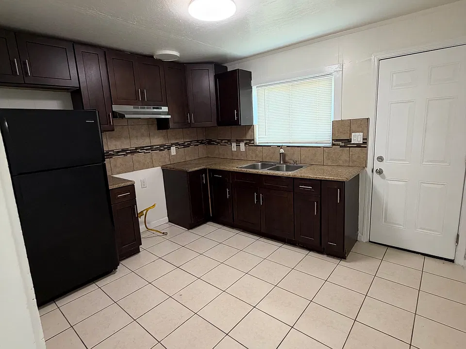 8 E San Joaquin St