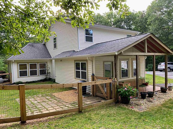 3rd image of 140 Lake Forest Dr