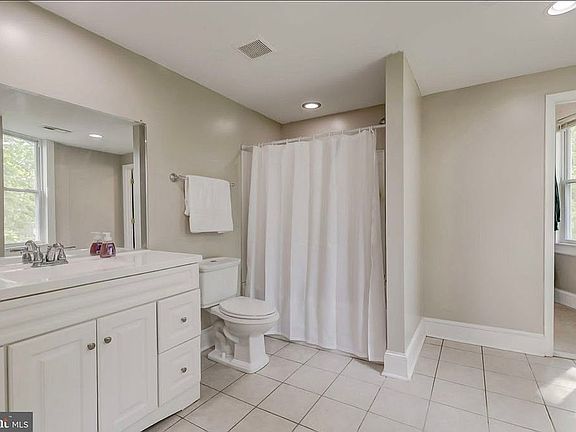 5th image of 2505 Roslyn Ave