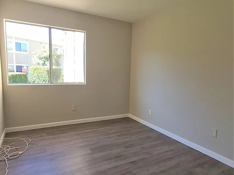 475 N Midway Dr #114 — Photo 8