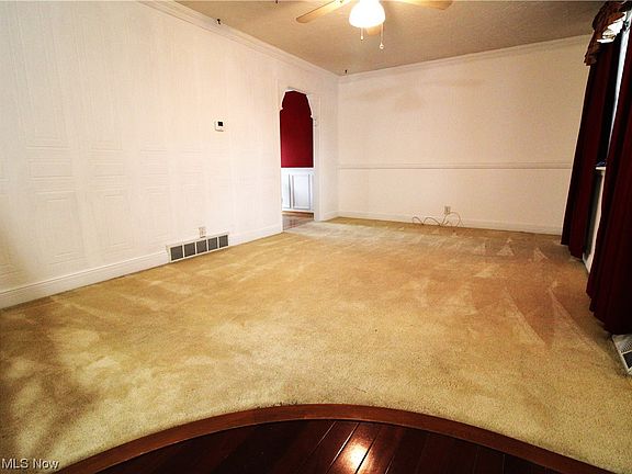 3rd image of 811 Arlington Ct