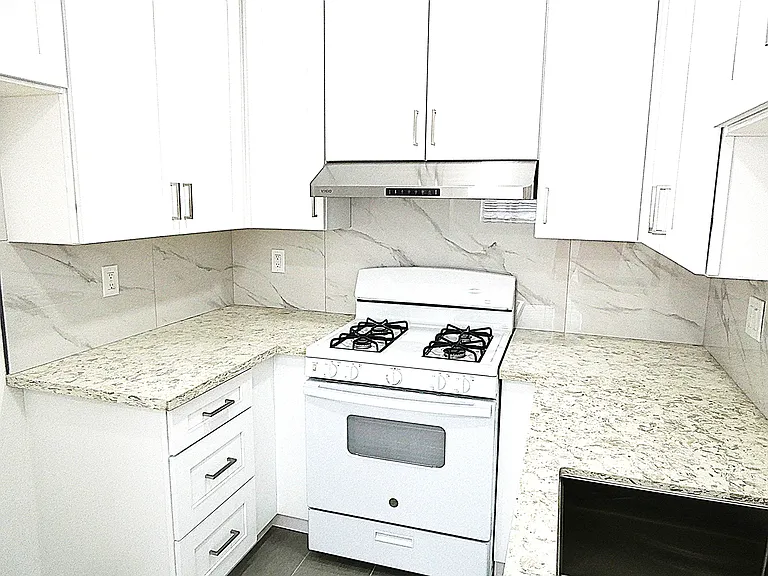 669 N Grand Ave #4 — Photo 7