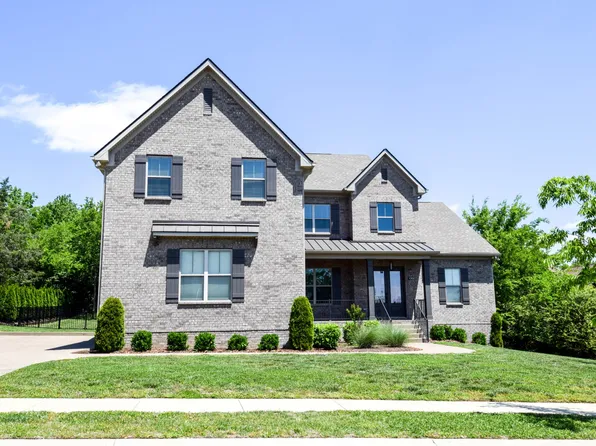 1002 Keeneland Dr, Gallatin, TN 37066
