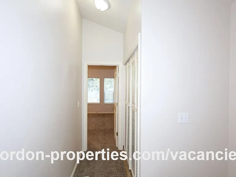 16913 NE Halsey St — Photo 36