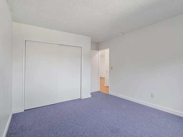 $500 off! Updated, upstairs 2-bdrm/1-bath triplex aptOn-site w/d, off-street parking, near downto... — Photo 23