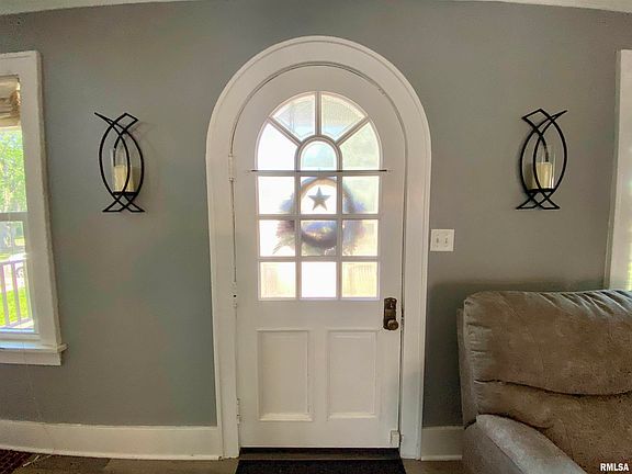 3rd image of 812 W Meadows Pl