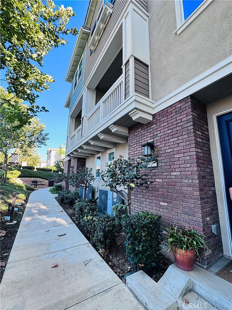 3 bed, 2.5 bath, 1643 sqft, $4,480 — Photo 4
