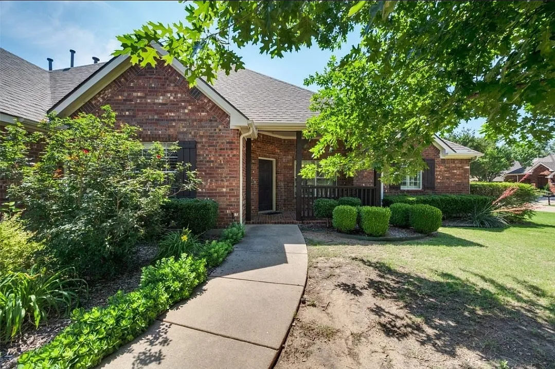 4 bed, 2476 sqft, $2,950 — Photo 2