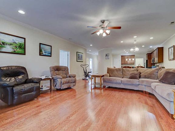 4th image of 620 Meadow Walk Ln